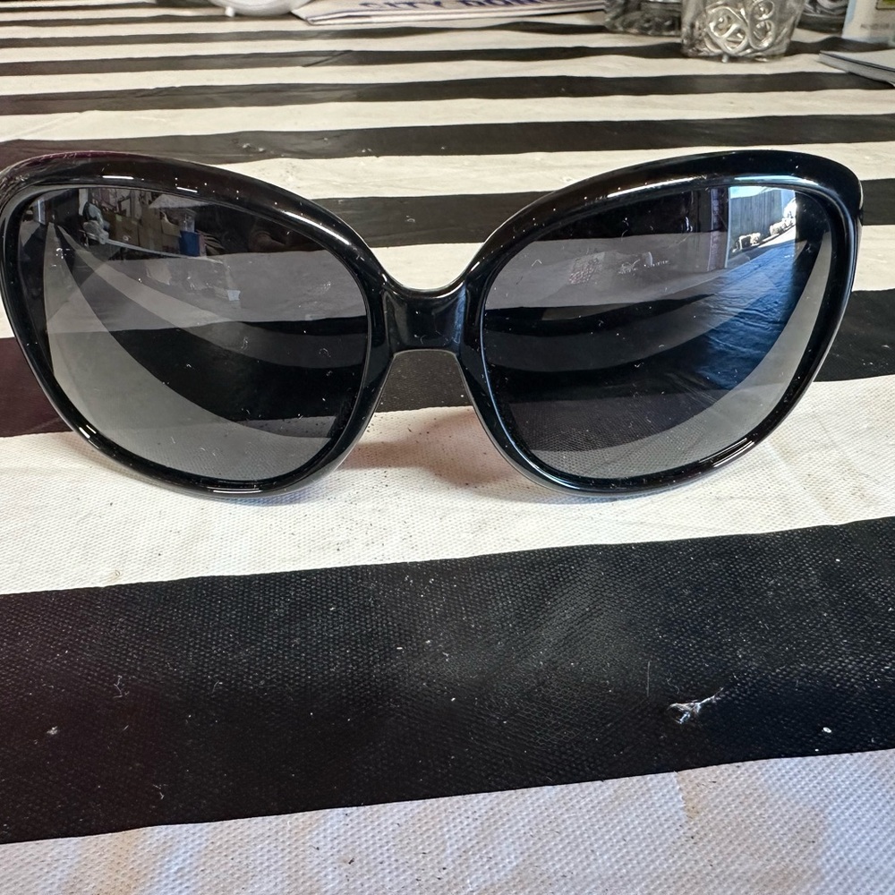 Elegant Black Sunglasses